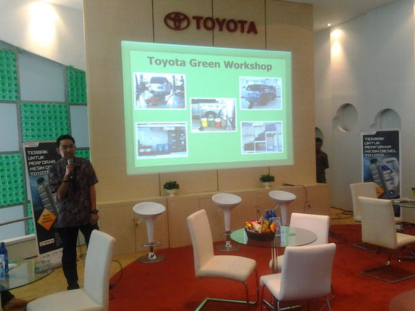 ToyotaID's tweet photo. #GreenWorkshop dilengkapi dgn alat uji emisi utk memastikan semua mobil beremisi di bawah ambang batas http://t.co/zJI7f8ia