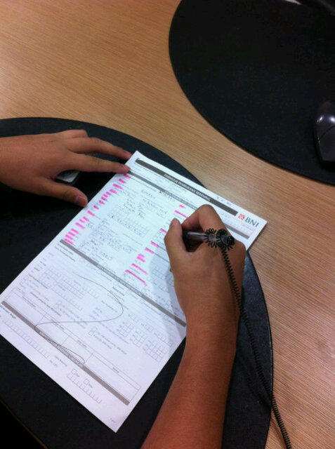 Ini foto saat @fidelisacm pemenang utama #LALightsGueBerani mengisi aplikasi Tabungan Pendidikan nya.