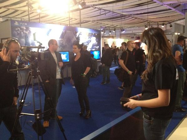 the cameras are out for the Hauppauge HD PVR 2. Our very own <a href="/KerrBearrxo/">Kerr🐻</a> holding court. #hdpvrfacts