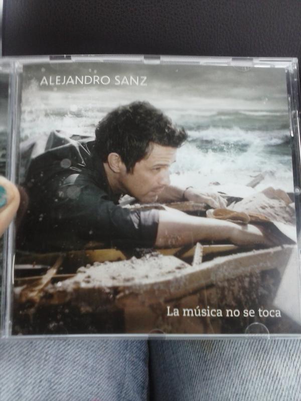saritatula's tweet photo. @AlejandroSanz ya lo tengoooo!!!! Esta increible http://t.co/4az06oxD