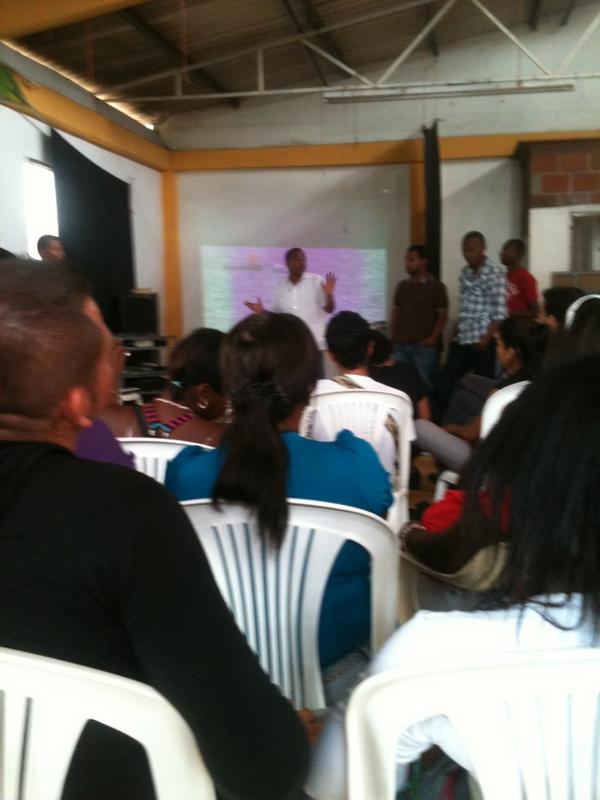 Yenyere's tweet photo. @Yenyere en el conservatorio "la comunicación comunitaria, territorio e identidad" #FestiCineComunitario #Cali http://t.co/iOqRLjEl