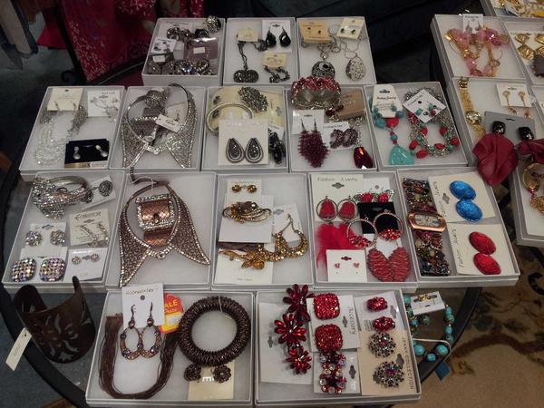 DesignFaze's tweet photo. Facebook FridaySpecial@DesignFaze .....Half Off All Jewelry! Open til 7pm tonight http://t.co/AGdXSot3