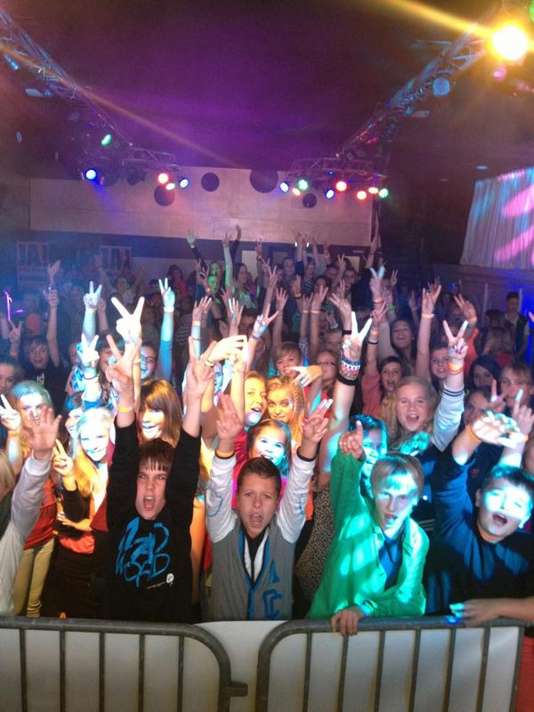 Ja hoor het feest is aan in zaal 11 in assen !!!!