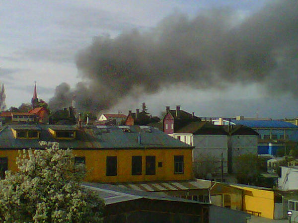 pulingue's tweet photo. El incendio en el centro de Valdivia no para. http://t.co/agrAQxVq