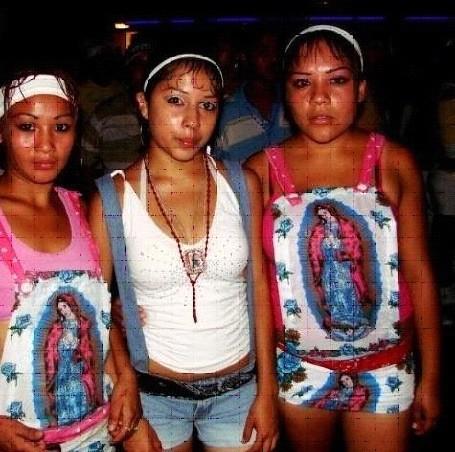 ElCholoCabron's tweet photo. Unas morras que conocí en la basílica, cuando me fui hincado para pedirle perdón a la Lupita por mi vida loca. http://t.co/OkOWOno2