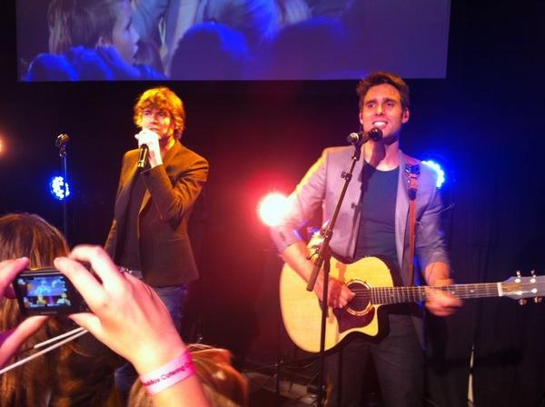 Inezffff's tweet photo. Geslaagde opening met #nickensimon @Assen http://t.co/gPXUhA9e