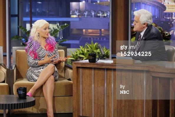 [Video+Fotos] Christina Aguilera en Tonight Show con Jay Leno [28/09] A37EB_sCcAABrxv