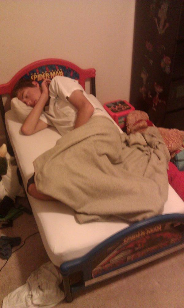dssimonelli's tweet photo. #EmbarrassYourFriends has dusting barefoot sleeping on @ThatMichaelkidd  lil bros bed http://t.co/3O84LX3M