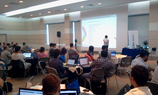 gdgankara's tweet image. #AndroidBootcamp Fahrettin Ates Androide giris sunumuna basladi.