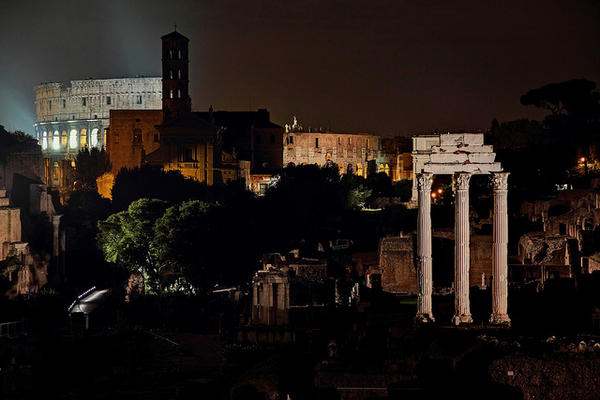 nightimages's tweet photo. Fori Imperiali - Colosseo via http://t.co/xuiK82bi http://t.co/AOEqsQK8