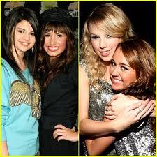 sofianaone's tweet image. RT SELENA Y DEMI O FAVORITO MILEY Y TAYLOR