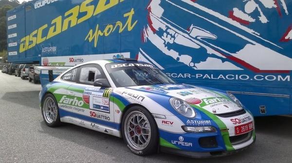 El Porsche y el camion del equipo <a href="/OscarsanSport/">Oscar Palacio</a>