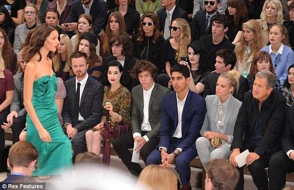 1DFactsDirect's tweet photo. Harry hoy estubo presente en la pasarela de Burberry. - Libby http://t.co/wMfzHrSB