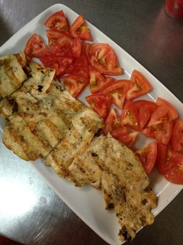 RestaurantPalom's tweet photo. Algo light? Pechuga de pollo a las brasas con tomates de guarnición! http://t.co/bLSyUZDr