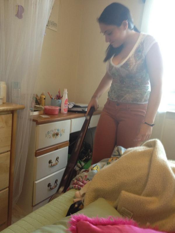 AshleyBoyle55's tweet photo. Tori vacuuming her room with the mini vacuum #preshhh http://t.co/mJcjFbTL
