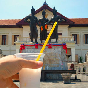 KengoCreator's tweet image. タイ（チェンマイ）のお堀の中にある3人の王様と一緒にココナッツアイスをいただきます！！（´(ｪ)｀）