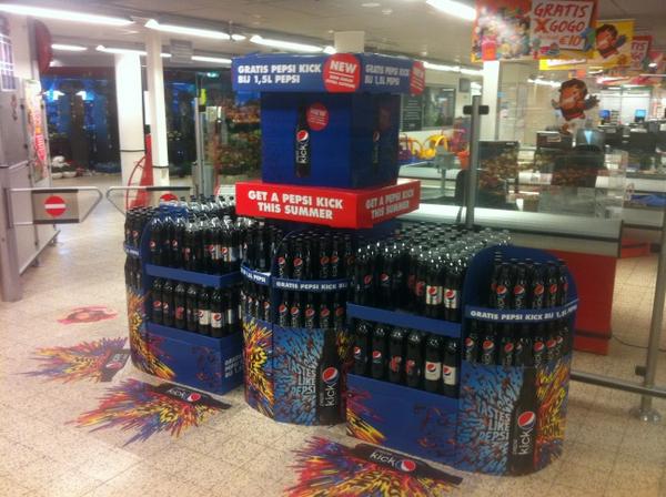 c1000abbas's tweet photo. Nieuw! Pepsi Kick (extra cafeïne) nu gratis flesje 0.5 L bij aankoop van 1 fles Pepsi 1.5 L ! Wees welkom! 😄 http://t.co/wRM748gg