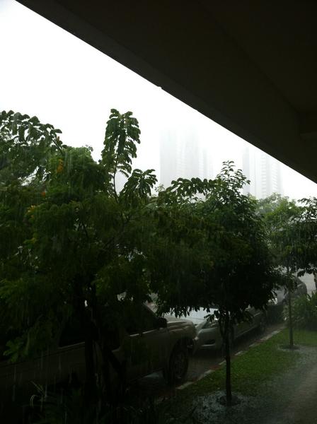 kom_phahon14's tweet photo. ฝนตกแรงมาก http://t.co/2wz0pMd5