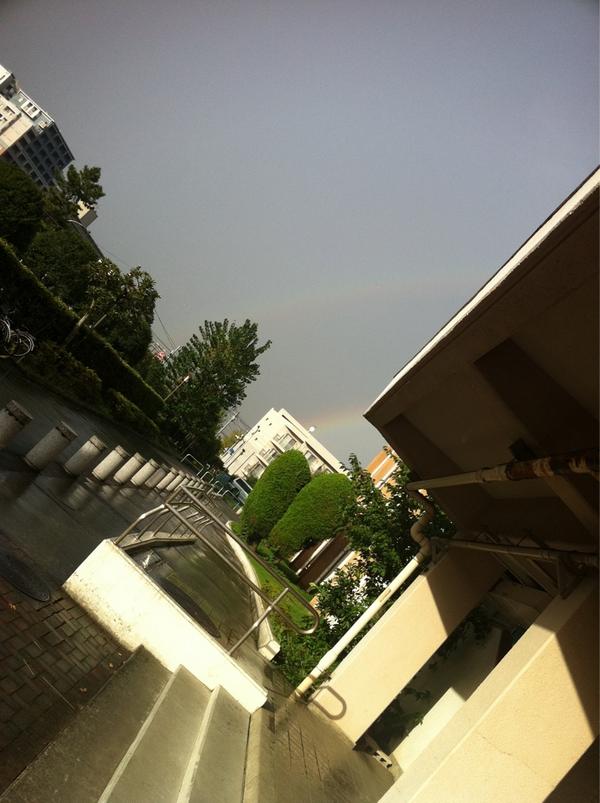 sapi_05's tweet photo. 虹が二本(⌒▽⌒)よそ見しながら歩く人生もありだよ♡ http://t.co/leUfRF7L