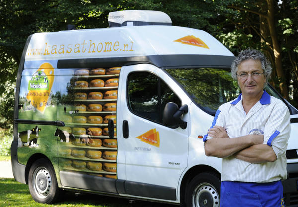 De nieuwe #kaasboer van #Dordrecht #gefotografeerd. De bestelling wordt aanhuis bezorgd. kaasathome.nl