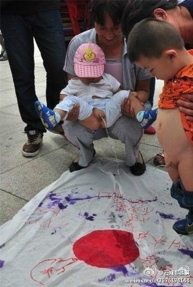 中国　子ども　おしっこ 中国の地下鉄内で子供におしっこさせる母親