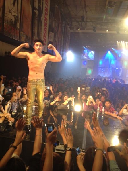 goodchoiceghelz's tweet image. @arronvillaflor on #CosmoBachelorBash2012 ;)