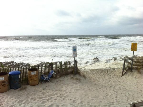 MallonsBuns's tweet photo. Strong winds=Beach erosion http://t.co/LOVS7Vsq
