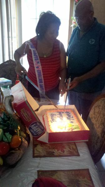 Darkkplus's tweet photo. My mother cuts birthday cakes with swords...we dont use knives in this house! http://t.co/LBQE5kko