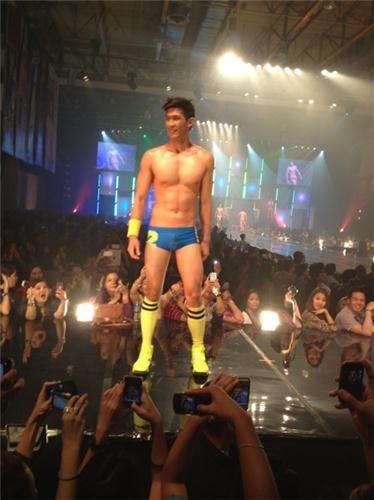 amateriaboy's tweet image. OMGGGGGGGG 😱😱😱😱😱 via @rapplerdotcom #CosmoBachelorBash2012