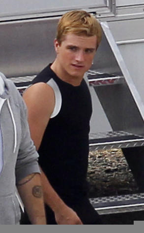 voapopnews's tweet photo. Aktor Josh Hutcherson keintip sedang sibuk syuting untuk sekuel 'Hunger Games'. Siapa karakter favorit kamu? http://t.co/GFapCYF1