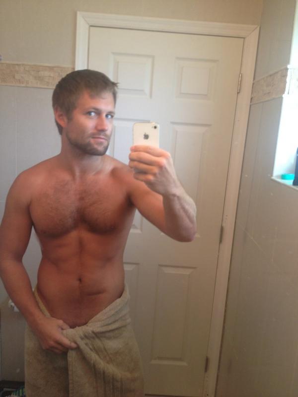 MrRobbieCatMan's tweet photo. “@bobbyclarkxxx: #guysintowels? @GuysNsweatpants http://t.co/Xni6oCMq” :D