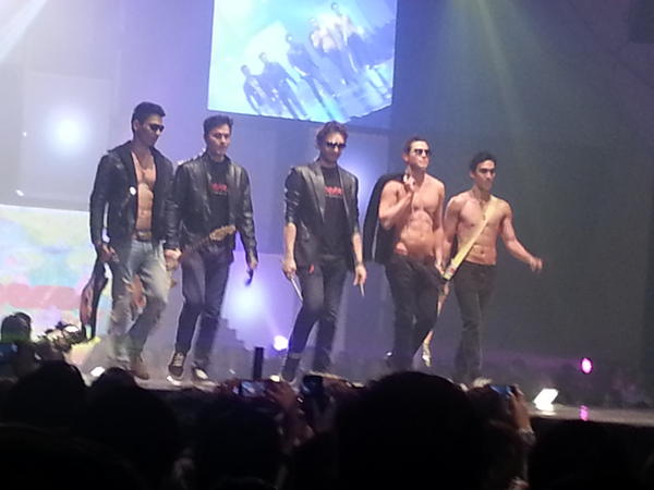 previewph's tweet image. Lovely way to start the evening. #CosmoBachelorBash