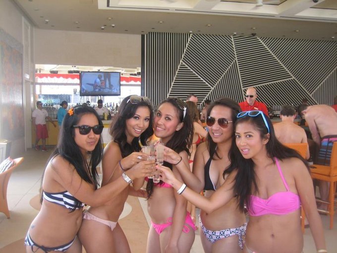 Pic from pool party in Vegas couple days ago 😘 http://t.co/JtFW4jY0<a href="/tag/xxxmas"class="tags"><span>#xxxmas</span></a><a href="/tag/rosieradeva"class="tags"><span>#rosieradeva</span></a>