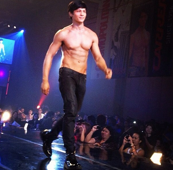goodchoiceghelz's tweet image. @josephCmarco on #CosmoBachelorBash2012 ;)