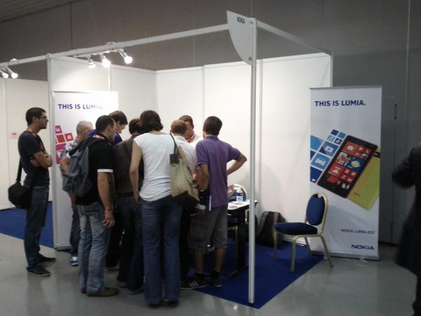 adree06's tweet image. héhé je suis au milieu! RT @RomainPalmade: @XavierNokia beaucoup de monde pour découvrir le nouveau lumia NFC au #nfcwc