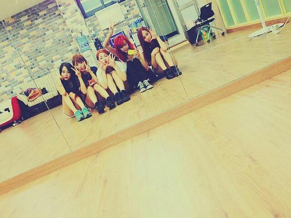 TOMBOYGIRLS5's tweet photo. @TOMBOYGIRLS5 우리귀여븐 톰보이말괄량이들!!지금은 많이 힘들겠지만 나중은??행복??유림 세리 은지 은비 히오 !!! http://t.co/LKniaef2