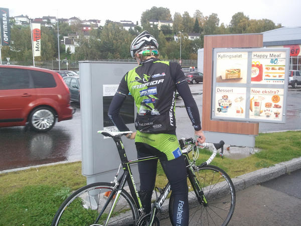 SteKarlsen's tweet photo. det ble testing av McDrive under langturen i dag, godt med påfyll #cheeseburger #TVM #regn http://t.co/vbptCIVZ