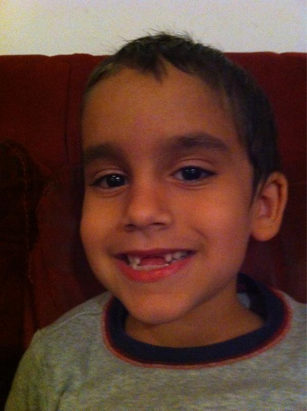 Rman5k's tweet image. My middle (6yo) is going to need to learn a new song for Christmas... Hahaha
#2frontteeth