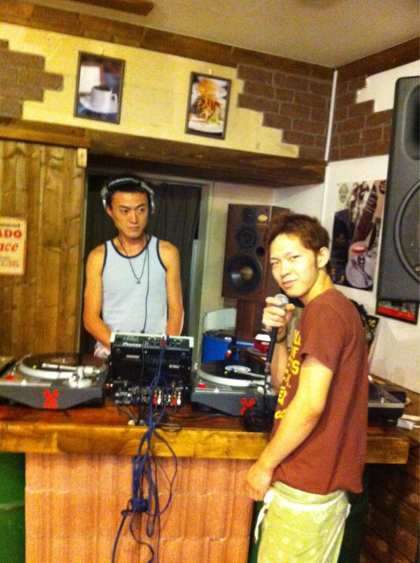 REGALO31010's tweet photo. DJ TAKEのゲリラライブはじりました。
贅沢すぎるBGM。だかー店は暇(T ^ T) http://t.co/NvMhxRaU