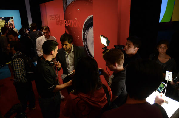 Htc Its Demo Time With The Htc8 Reaction Has Been Great People Are Loving The Design Http T Co U4k8ugpj