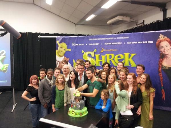 AVROTROSMusical's tweet photo. Het taartmoment tijdens de perspresentatie van #Shrek http://t.co/BxyqAr64