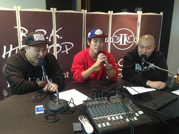ROKRADIO's tweet photo. 게스트 산이 등장! http://t.co/ToDNhqQD http://t.co/SMtQfwAG