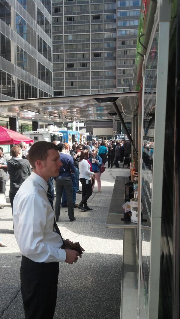 strEatmobile's tweet image. Sun is out, food trucks are serving, music is playing @WalnutWed now until 1:30 dont miss the 2nd last one of the year