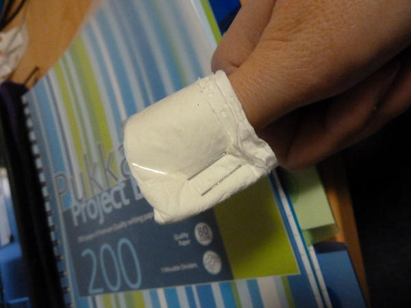 emmayoung_0's tweet image. Let my medic flatmate practice first aid after a kitchen incident using only kitchen roll, tape and staples #NoPlasters
