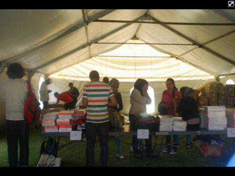 MSAWits's tweet image. Another successful day of packing over at the MSA tent on the library lawns. #ProjectIQra