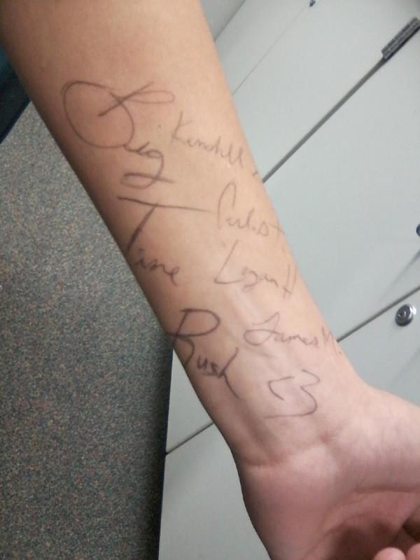 89BTR's tweet photo. Look at my arm!!!!;) me bd my friend got borad in 1st period!!:p http://t.co/gKun0seu