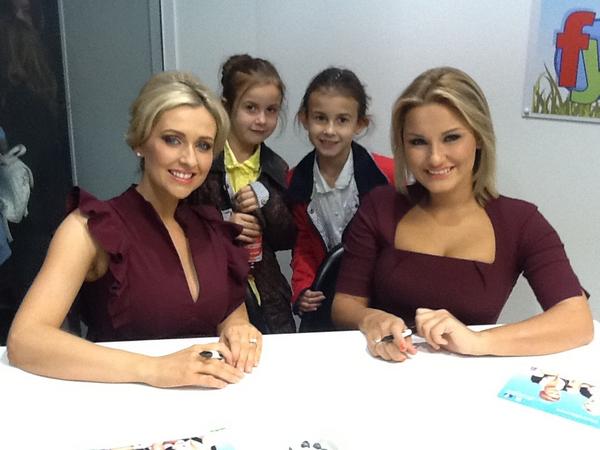 reneejlspowell's tweet photo. Yay I love @SamanthaFaiers thank you xxxxx http://t.co/XA7Ip0NE