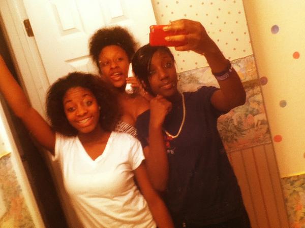 Your_TheBoss's tweet photo. Me @shedoesit_xx @_SuhNiyDuhh :) http://t.co/cWVBejpE