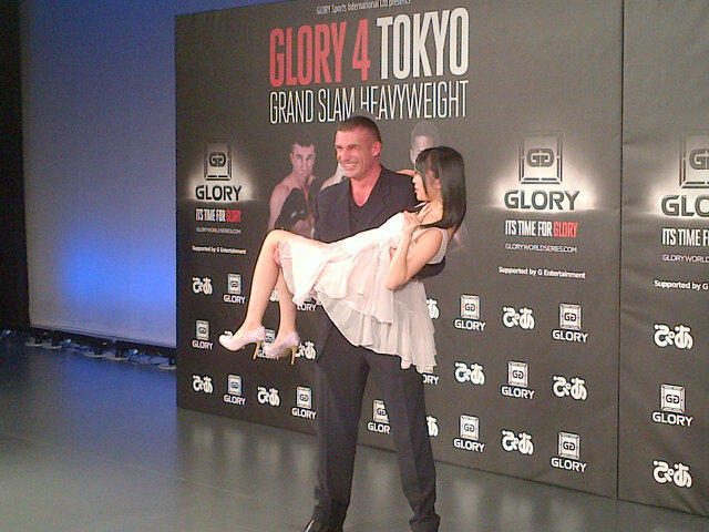 31/12/ 2012 : GLORY 4 Tokyo GRAND SLAMM HEAVYWEIGHT & DREAM! A3NbEi3CYAAeyCu