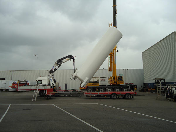 Transport van grote tank #air products mmv #nederhoff